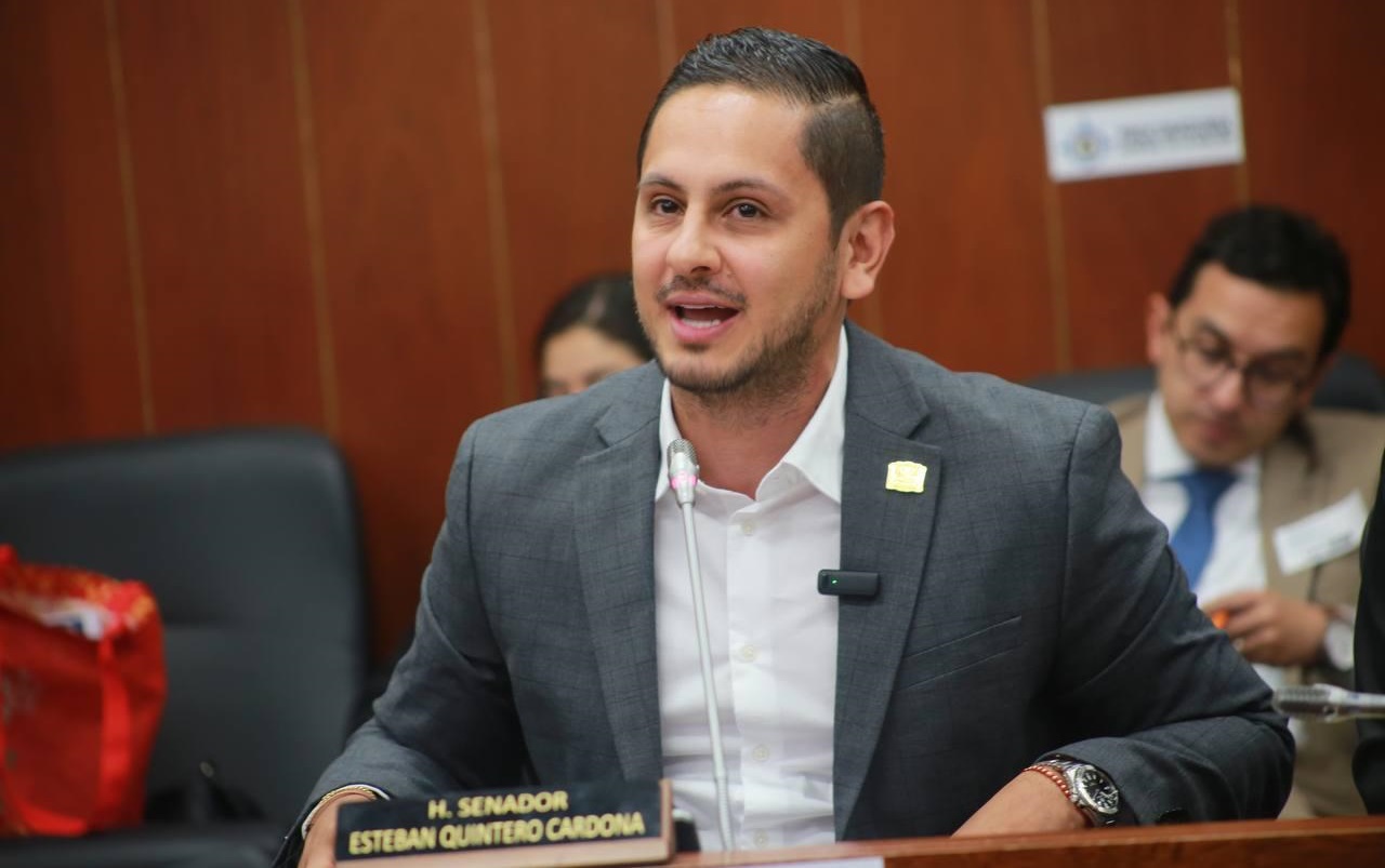 Esteban Quintero, senador del Centro Democrático, anuncia su voto NO a la consulta popular de Petro y llama a defender la democracia desde el Congreso.
