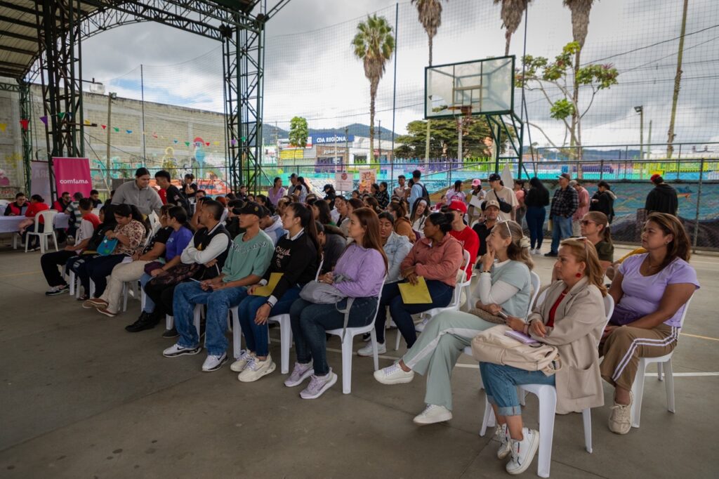 Asistentes recorren la Feria de Empleo 2025 en La Ceja, buscando oportunidades laborales.