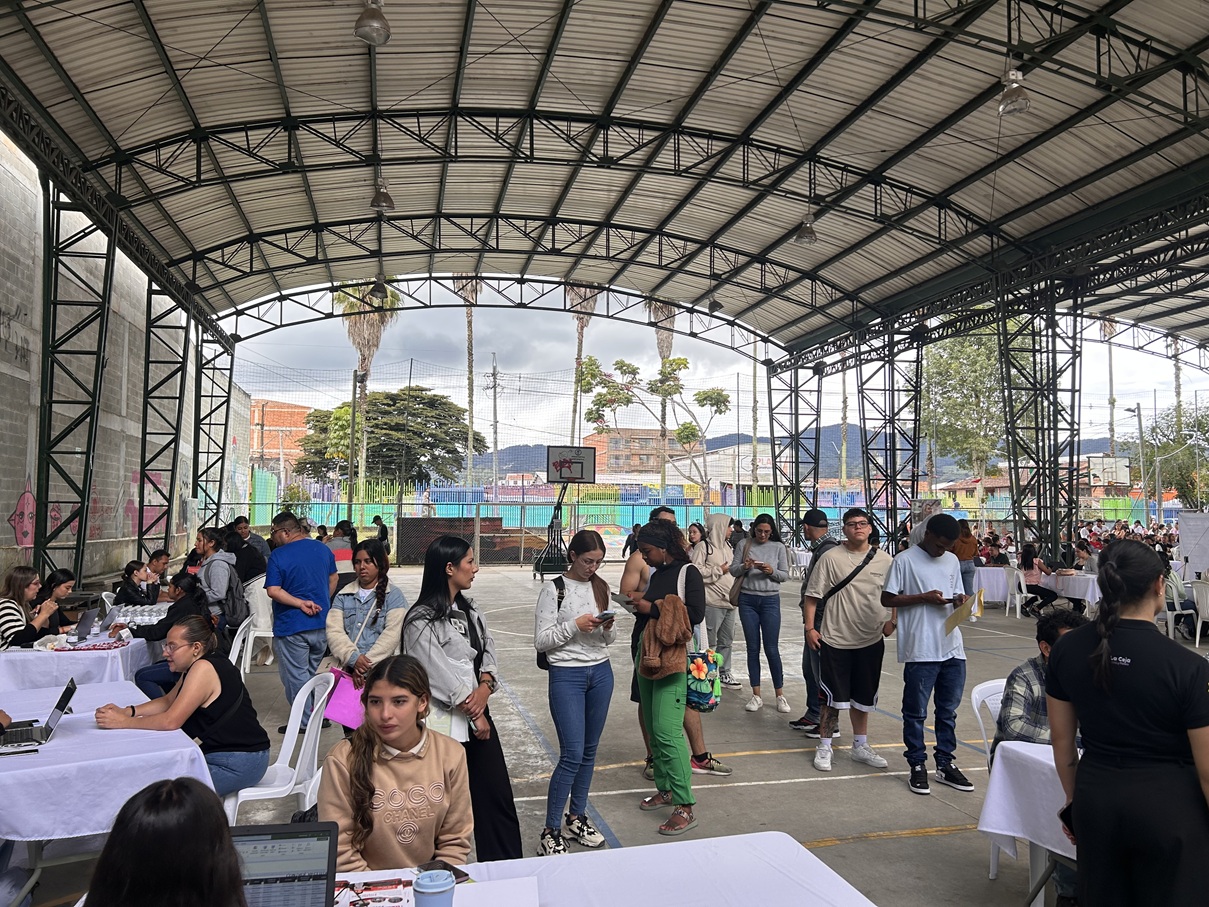 Empresas y entidades como SENA, Comfama y Comfenalco orientan a los cejeños en búsqueda de empleo.