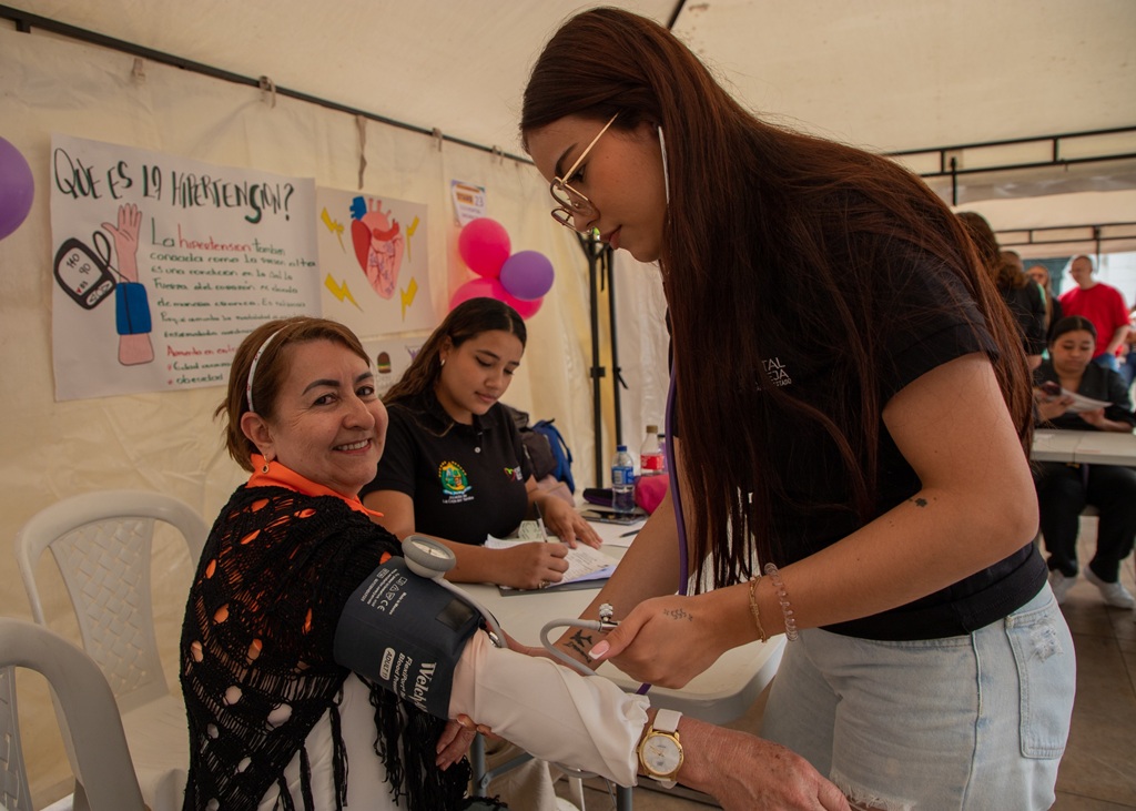 Familias cejeñas participando en la Feria del Cuidado Familiar