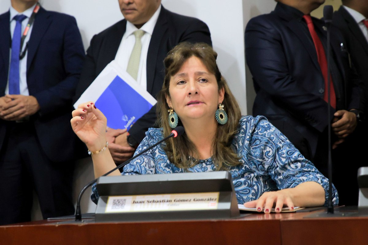 Ministra de Justicia Ángela María Buitrago renuncia por presiones políticas