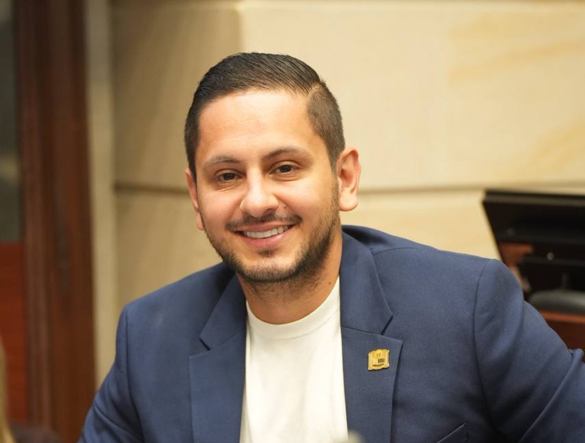 El senador Esteban Quintero votará en contra de la consulta presidencial, calificando las propuestas como populistas, costosas y con posible intención de reelección.