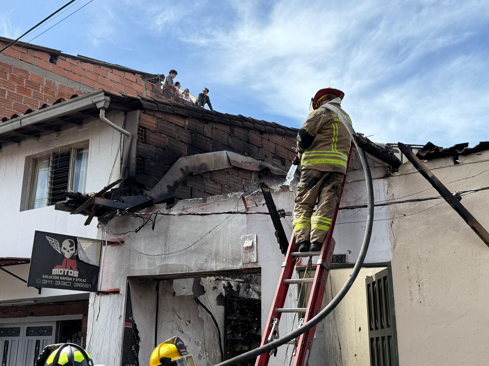 Incendio en el Alto del Medio, Rionegro: un herido y 4 viviendas afectadas