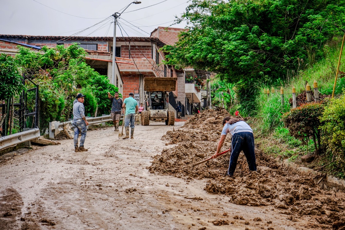 Maquinaria amarilla realizando labores de limpieza en Medellín tras emergencia invernal