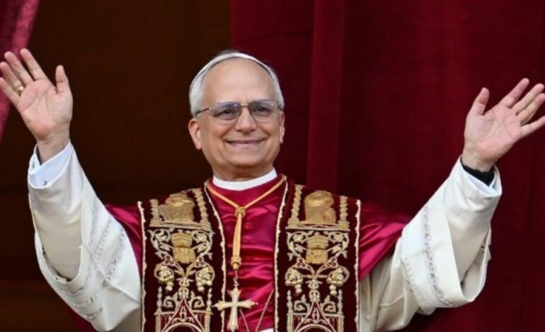 El Papa León XIV saluda desde el balcón de la Basílica de San Pedro