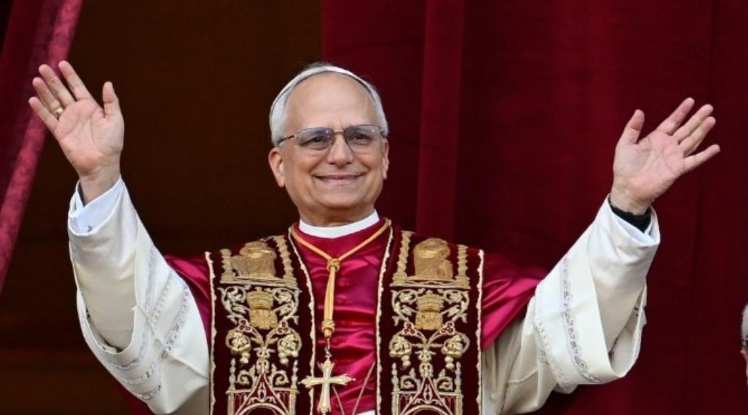 El Papa León XIV saluda desde el balcón de la Basílica de San Pedro