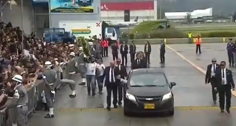 El Chevrolet Sail en el que se movilizó el papa Francisco en Medellín aún sigue activo. ¿Sabías dónde está hoy el carro del pontífice?