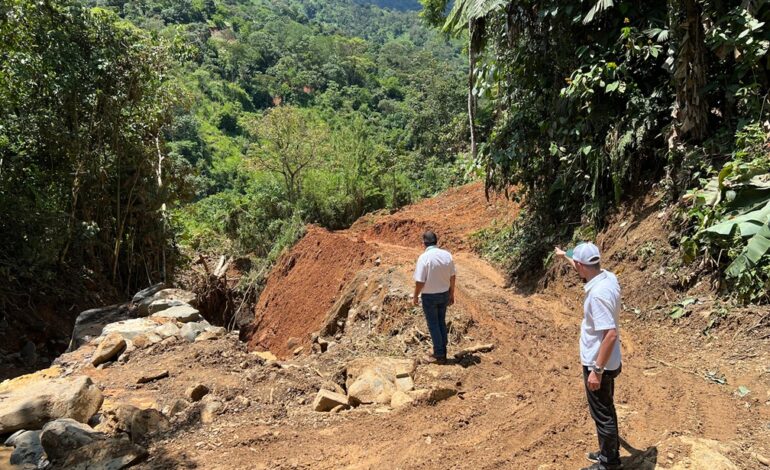 Gobernador de Antioquia Andrés Julián inspecciona daños en la Troncal del Café tras derrumbe en Salgar