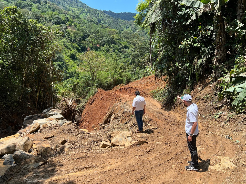 Gobernador de Antioquia Andrés Julián inspecciona daños en la Troncal del Café tras derrumbe en Salgar