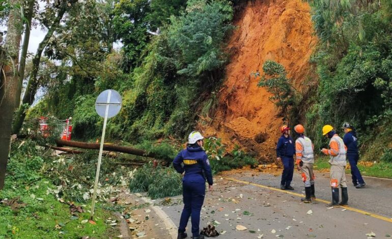 Deslizamiento de tierra cierra la vía entre La Ceja y Medellín en el kilómetro 33