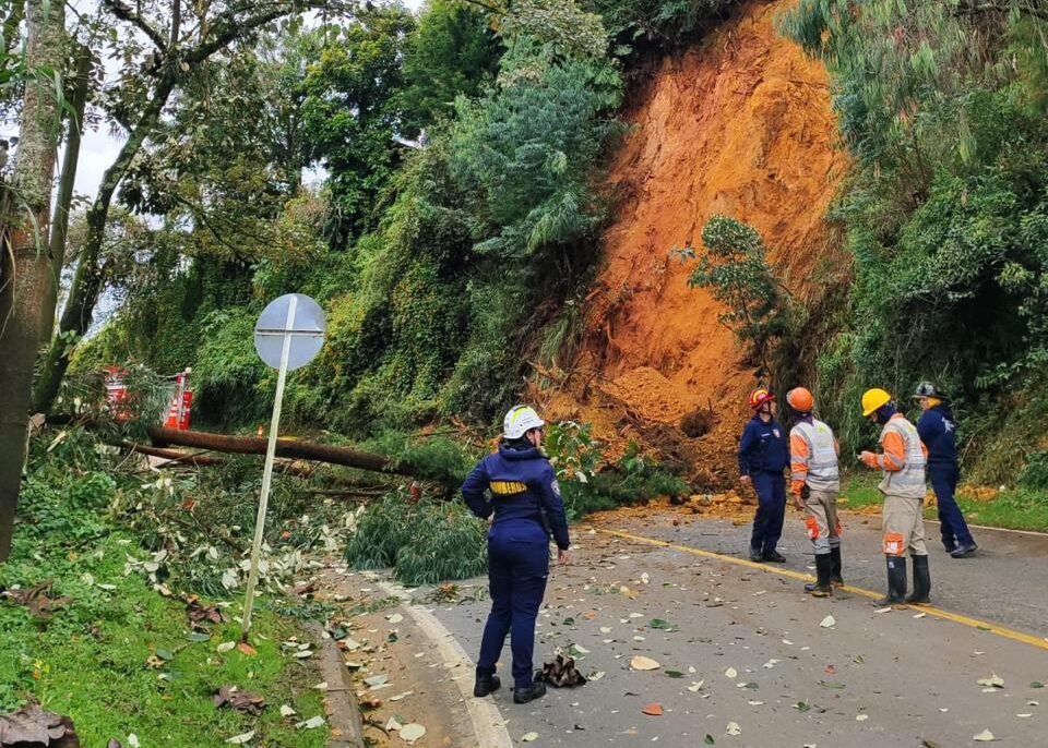 Deslizamiento de tierra cierra la vía entre La Ceja y Medellín en el kilómetro 33