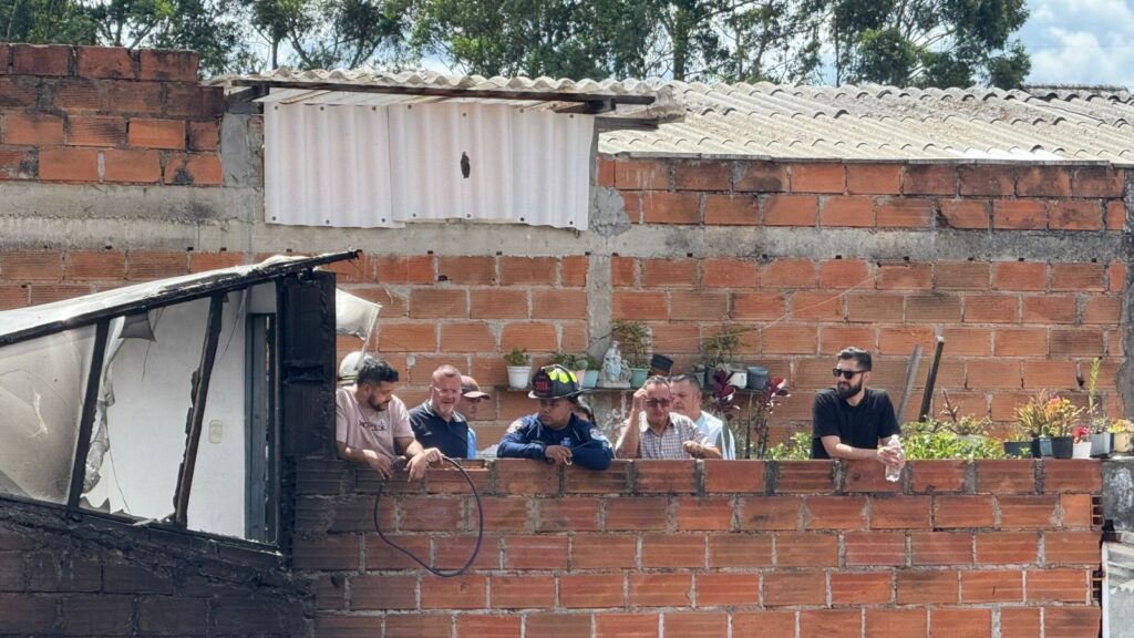 Incendio en el Alto del Medio, Rionegro deja 1 herido, 4 viviendas y 1 local afectados. Balance: 11 personas damnificadas.

