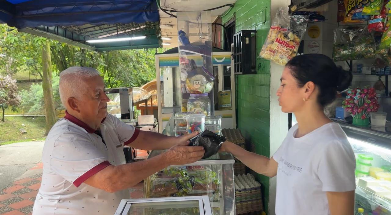 Medellín entrega apoyo económico a 16.000 adultos mayores vulnerables: Descubre los detalles del programa