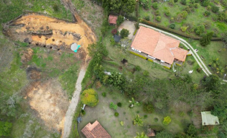 Movimiento en masa en la vereda Montañez, Guarne, obliga a evacuar cinco viviendas.