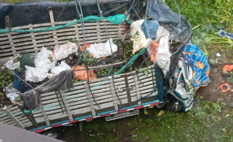 Un conductor perdió la vida en el puente del Samaná, San Luis, debido al deterioro de la Autopista Medellín-Bogotá. La falta de mantenimiento y los huecos en la vía siguen cobrando vidas.