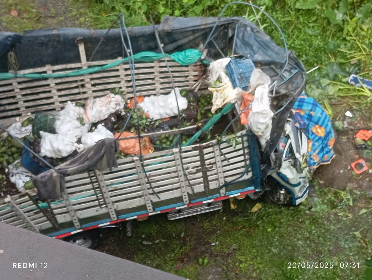 Un conductor perdió la vida en el puente del Samaná, San Luis, debido al deterioro de la Autopista Medellín-Bogotá. La falta de mantenimiento y los huecos en la vía siguen cobrando vidas.