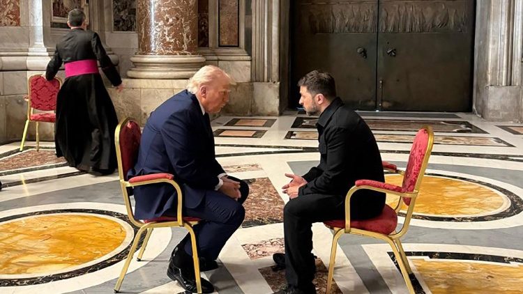 Trump vestido como Papa, imagen generada por IA, controversia en el Vaticano.