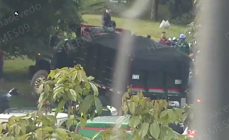 Volqueta accidentada en la avenida Regional de Medellín, con presencia de autoridades de tránsito y vehículos afectados.