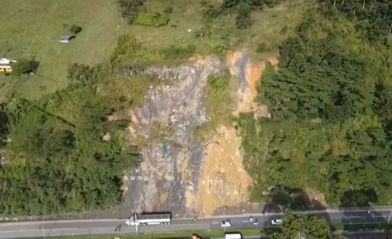 Desprendimiento en la variante Caldas podría generar cierre total en Pacífico 1: ordenan evacuación preventiva