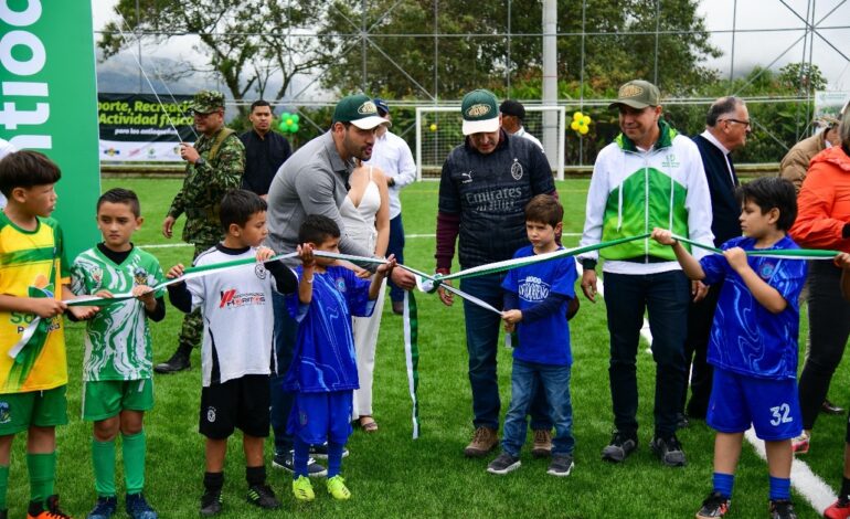 Gobernador Andrés Julián durante entrega de estadio Héctor Urrea Hernández en Sonsón - Archivo