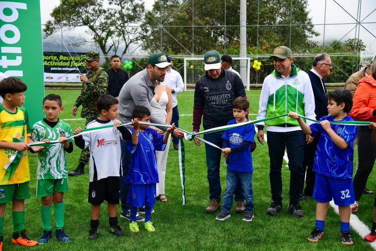 Gobernador Andrés Julián entrega obras de mejoramiento del estadio Héctor Urrea Hernández en Sonsón