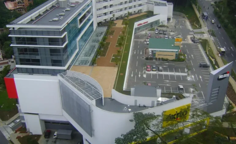 Mujer fue asesinada dentro de una camioneta en el Mall del Este, en El Poblado
