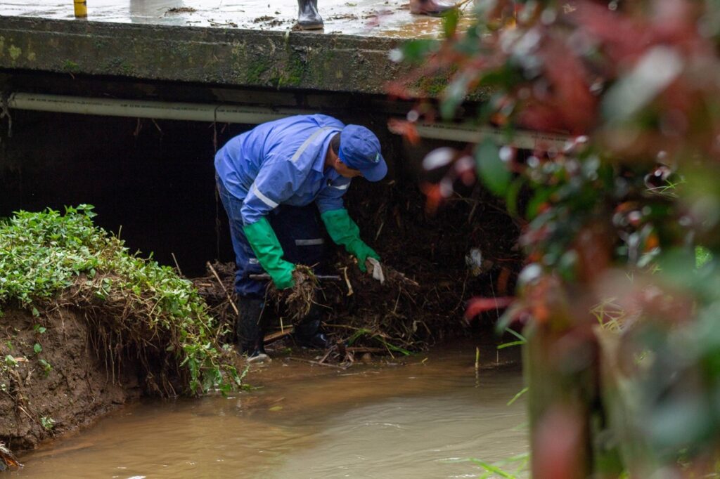 Limpieza de puentes y canales en La Ceja por EEPP para prevenir emergencias durante lluvias.

