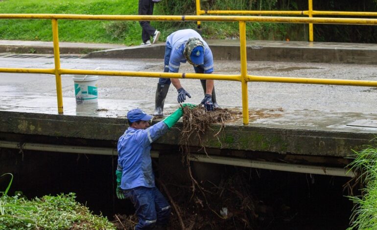 Limpieza de puentes y canales en La Ceja por EEPP para prevenir emergencias durante lluvias.
