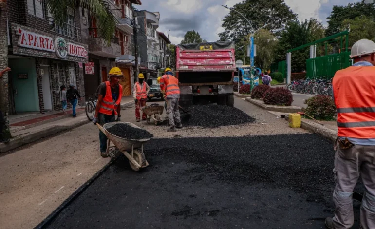 La Ceja inicia un ambicioso plan de reparcheo vial tras recibir más de 70 reportes ciudadanos. Se intervendrán zonas urbanas y rurales en tres meses.