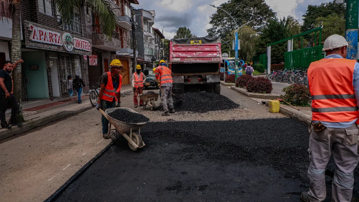 La Ceja inicia un ambicioso plan de reparcheo vial tras recibir más de 70 reportes ciudadanos. Se intervendrán zonas urbanas y rurales en tres meses.
