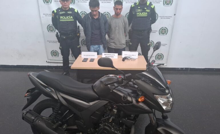 Capturan a dos presuntos delincuentes en moto: portaban arma de fuego y celulares robados