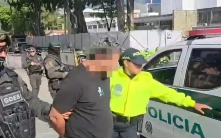 La Policía Nacional capturó a Robert Asdrua Henao Gallego, alias “Roger” o “Pedro”, señalado como cabecilla armado del grupo delincuencial “El Mesa” y presunto autor intelectual de la masacre de siete personas ocurrida en Rionegro en junio de 2024