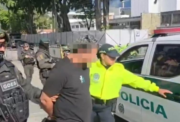 La Policía Nacional capturó a Robert Asdrua Henao Gallego, alias “Roger” o “Pedro”, señalado como cabecilla armado del grupo delincuencial “El Mesa” y presunto autor intelectual de la masacre de siete personas ocurrida en Rionegro en junio de 2024