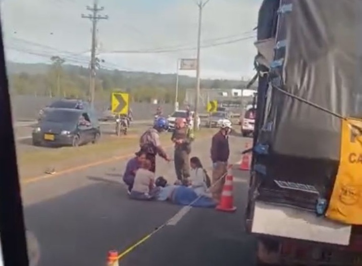 Martha Gallego Zapata fue atropellada por una moto y una camioneta en la autopista Medellín-Bogotá.