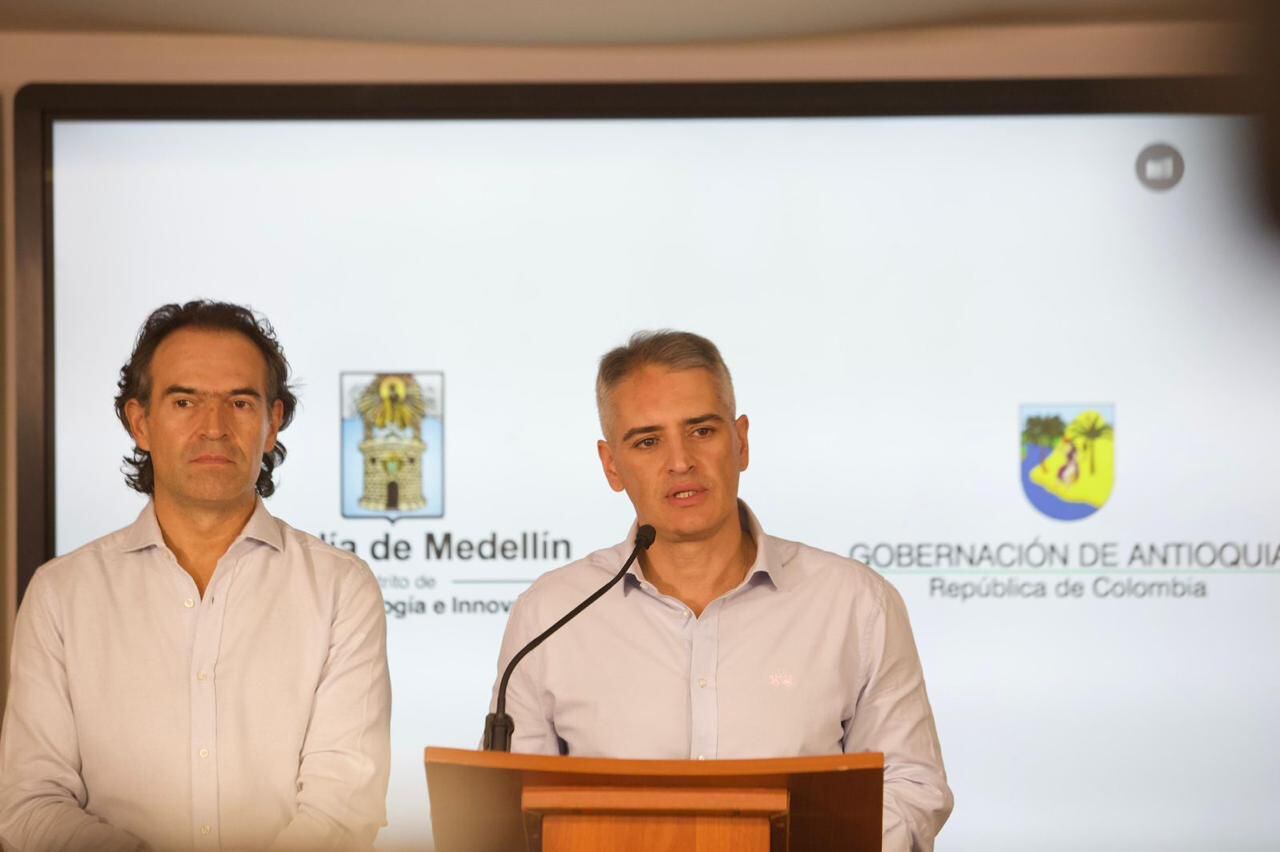 Fico Gutiérrez y Andrés Julián Rendón cuestionan duramente al presidente Petro tras el atentado contra Miguel Uribe, criticando su liderazgo y declaraciones.