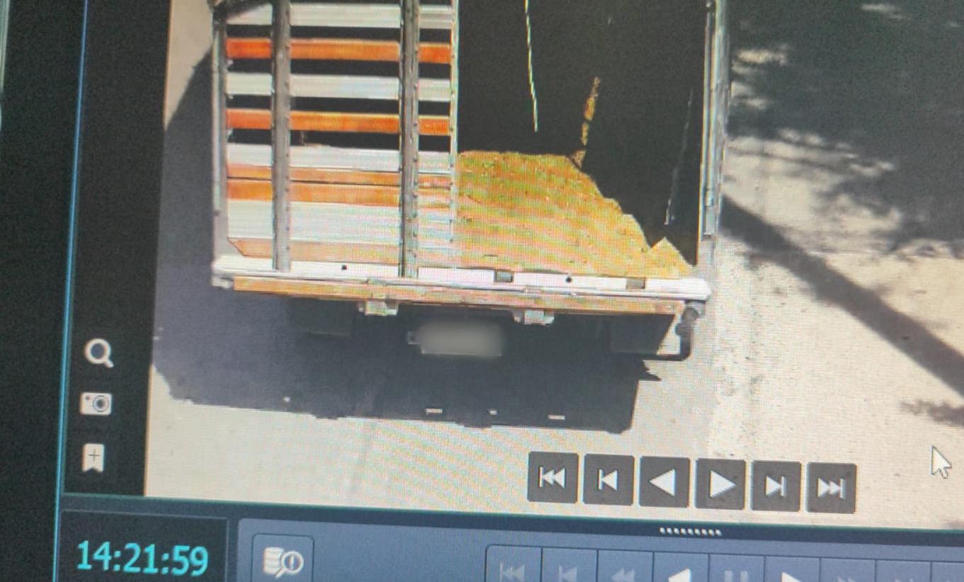 Hombre arrojando colchones en vía pública de La Ceja captado por cámaras de seguridad