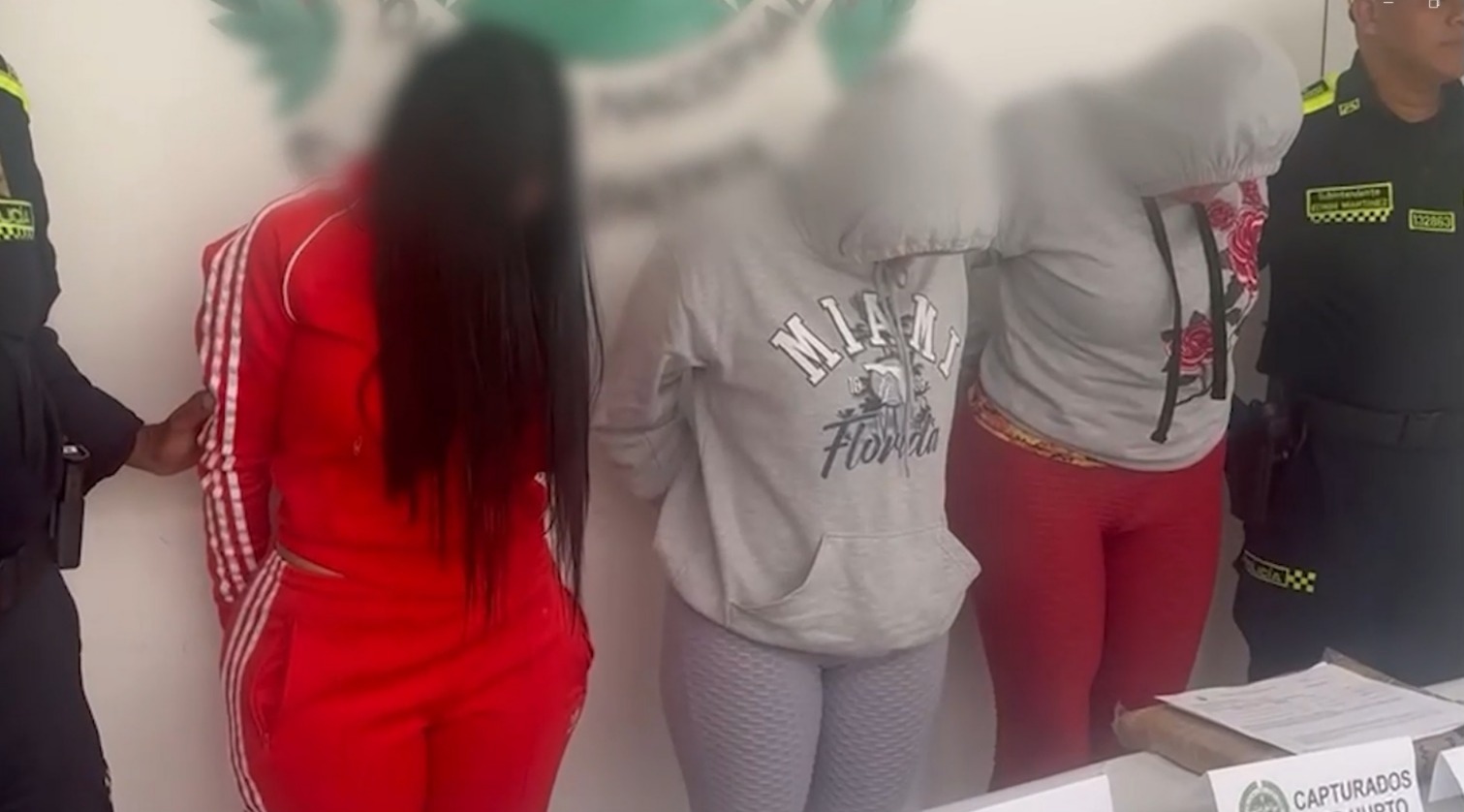 Autoridades presentan a las tres mujeres capturadas en Medellín por hurto agravado a extranjeros.