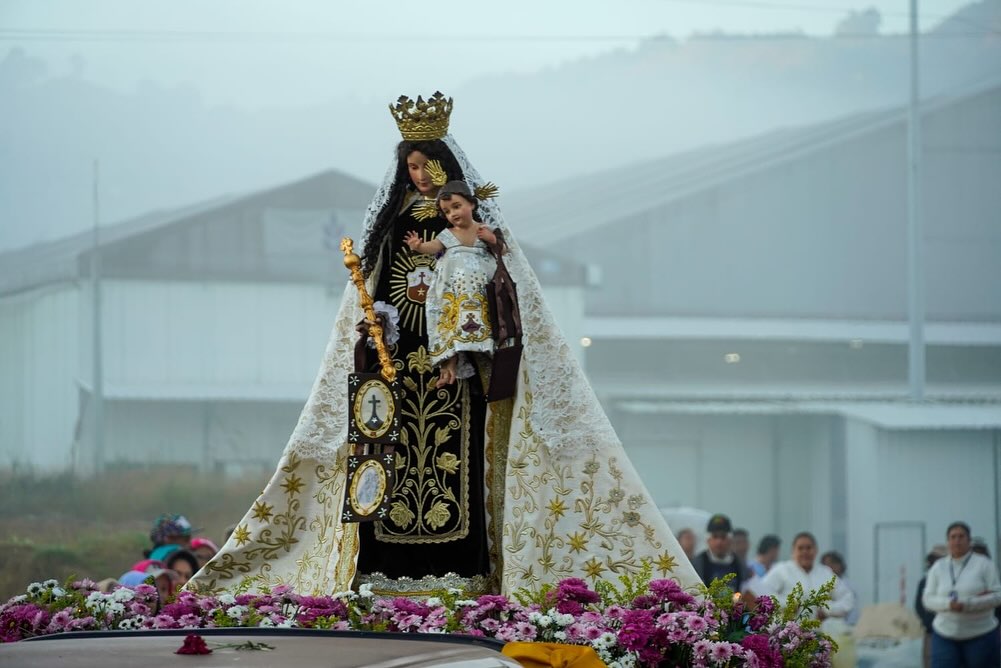 Procesión con la imagen de la Virgen del Carmen durante las fiestas patronales en La Ceja