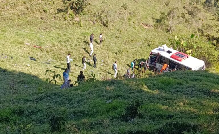 Bus de Coonorte accidentado tras chocar con una volqueta y caer por un abismo en la vía Granada–San Carlos.