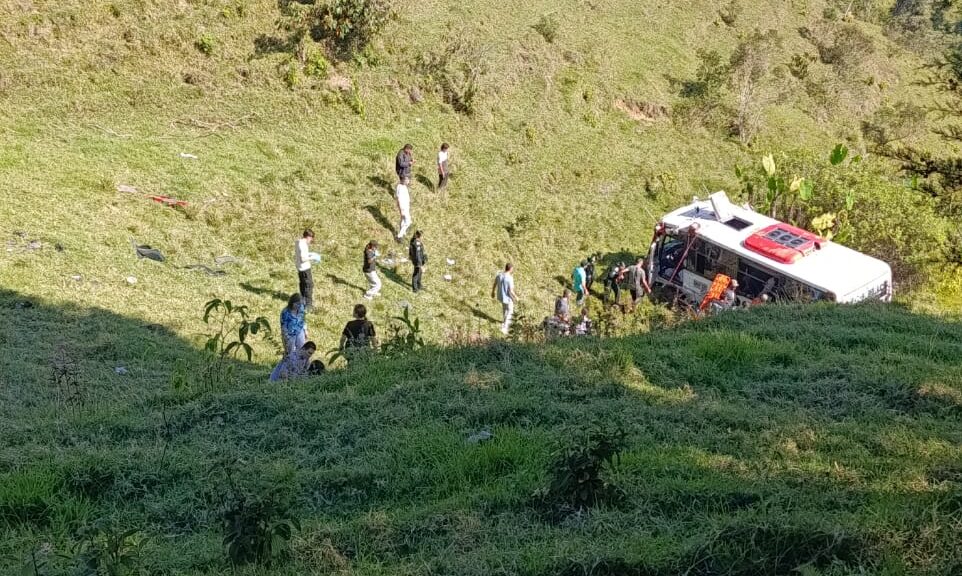 Grave accidente entre bus de Coonorte y volqueta en la vía Granada–San Carlos deja al menos 15 heridos