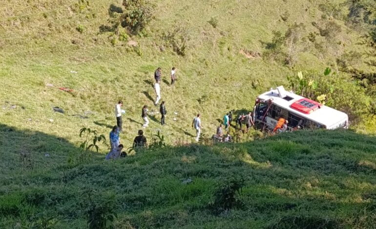 Autoridades supervisan cierre de vía Granada–San Carlos por extracción de bus accidentado