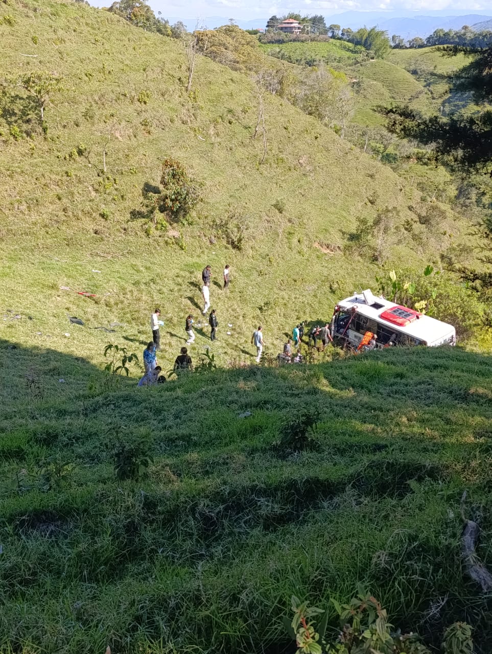 Vía Granada–San Carlos continúa cerrada por extracción del bus accidentado: 20 heridos permanecen bajo observación