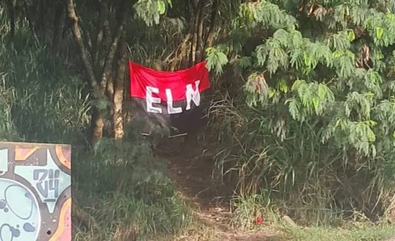 Hallan bandera del ELN cerca de la Escuela de Policía Carlos Holguín en Medellín: autoridades investigan posible amenaza