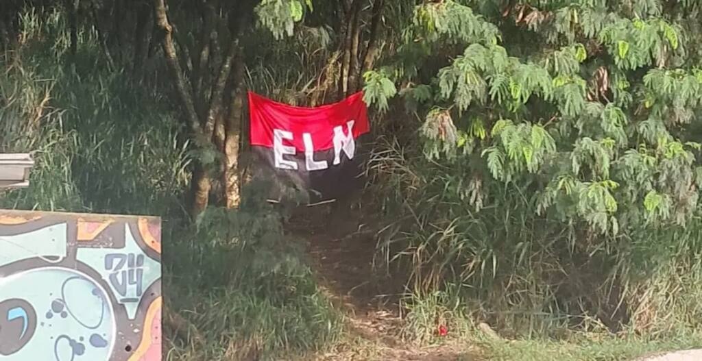 Hallan bandera del ELN cerca de la Escuela de Policía Carlos Holguín en Medellín: autoridades investigan posible amenaza