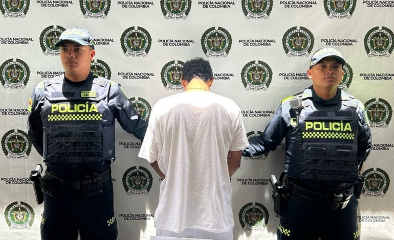 Momento de la captura de alias “Yan”, presunto sicario del grupo El Mesa, en Antioquia.
