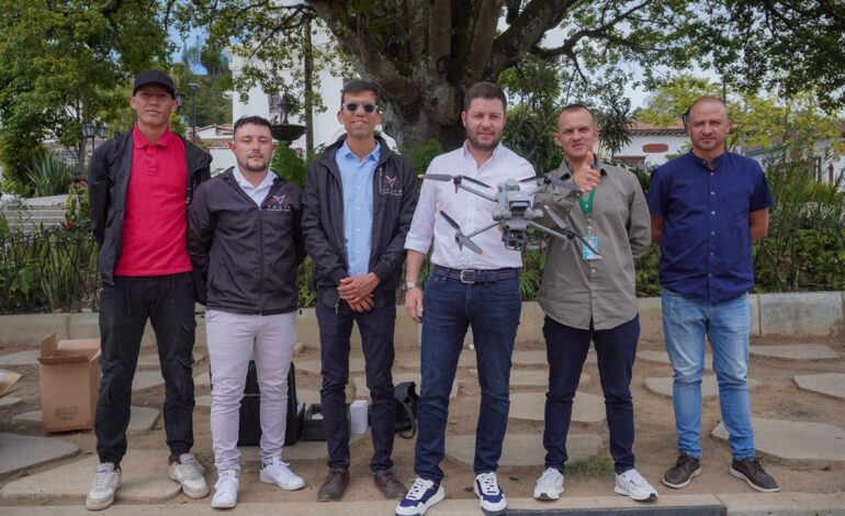 Dron de vigilancia sobrevolando El Retiro con visión térmica y sistema de reconocimiento de placas