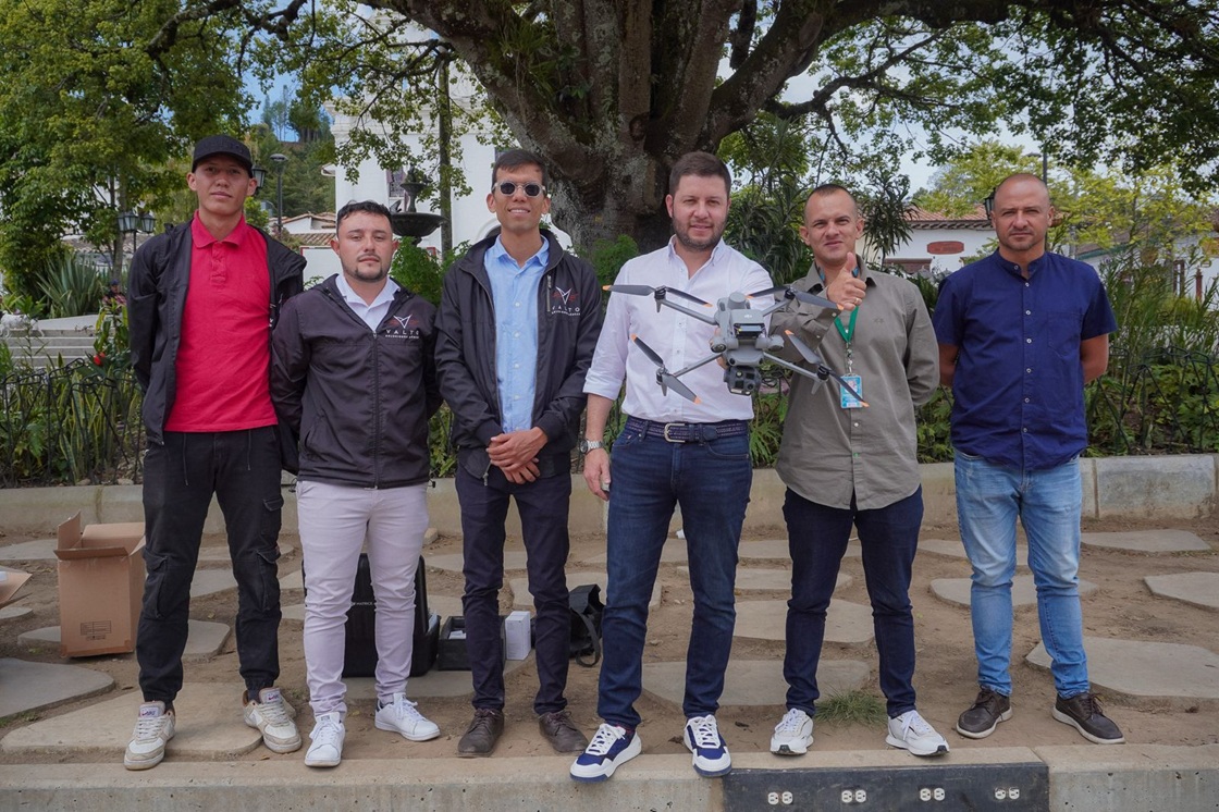 Dron de vigilancia sobrevolando El Retiro con visión térmica y sistema de reconocimiento de placas