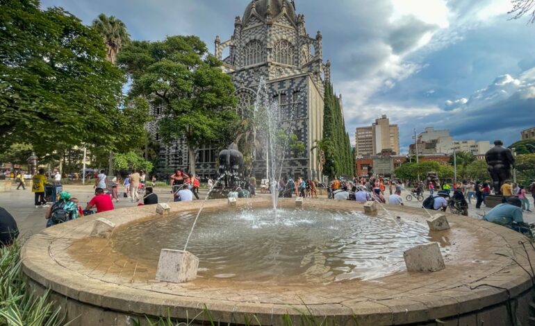 Fuentes de agua funcionando nuevamente en la Plaza Botero en Medellín
