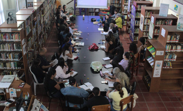 Niños y familias participando en actividades literarias del Festival FELICES 2025 en La Ceja.