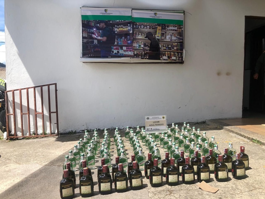 Más de 3.100 botellas de licor adulterado han sido decomisados por la Gobernación de Antioquia